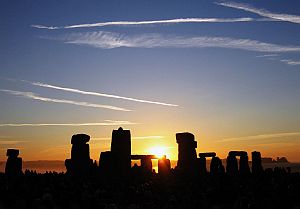 Sorgere del sole a Stonehenge il giorno del sostizio d'estate 2005